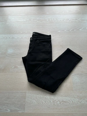 Svarta jeans - Hej säljer dessa svarta Jack & Jones jeans | skick 9/10 | modell slim fit Glenn med stretch material | storlek 32/32 | mitt pris 249kr | hör av er vid intresse pris går alltid att diskuteras