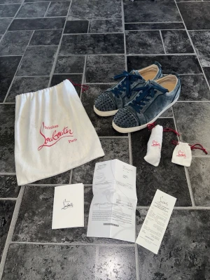 Christian Louboutin Sneakers - Christian Louboutin Sneakers  42.5, fint skick  Kvitto, dustbag, extra skosnören samt extra nitar medföljer.  ‼️Pris 2999kr‼️