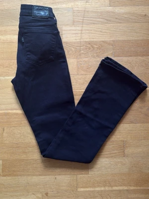 Svarta boutcut jeans - Svarta boutcut jeans från Levis, Model 715