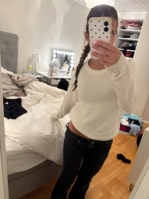 Vit stickad tröja  - Säljer en fin stickad tröja från vila i storlek xs! Passar perfekt till hösten och alla outfits! Den har några nopprar men som lätt kan tas bort💕💕