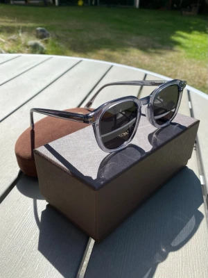 Tom Ford solglasögon  - Säljer nu mina riktigt snygga Tom Ford FT0904 57V 52 glasögon. 10/10 skick nästan aldrig använda | nypris ligger på omkring 2600, så detta är en rejäl deal | skriv vid frågor eller intesse! Pris kan diskuteras 