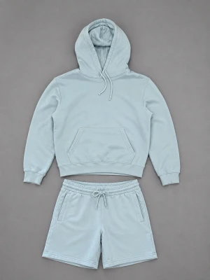 Ljusblått loungewear set med hoodie - Mysigt loungewear set i ljusblått med en hoodie och matchande shorts. Hoodien har känguruficka och dragsko i huvan, medan shortsen har resårmidja och sidofickor. Perfekt för chill dagar hemma. Materialet ser ut att vara mjuk bomullsblandning.