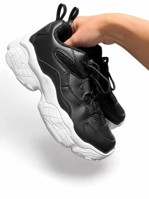 Chunky svarta sneakers med vit sula - Chunky sneakers i svart med vit, kraftig sula. Ovandelen är i en mix av syntetläder och mesh för extra andningsförmåga. Skorna har snörning och dragflikar både fram och bak för enkel påtagning. Perfekta för dig som gillar streetwear och sportig stil.