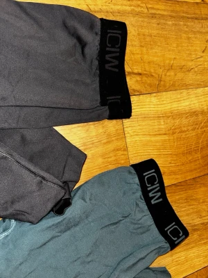 Två par långa kalsonger ICANIWILL - Säljer två par tights från ICANIWILL, ett par i grått och ett par i mörkgrönt. Båda har bred resår i midjan med ICANIWILL-logga. Perfekta för träning eller gymmet, tillverkade i stretchigt funktionsmaterial. Säljes tillsammans 