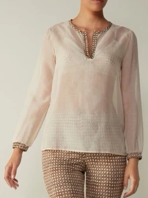 Beige intimissimi blus  - Säljer min vintageblus från Intimissimi i storlek S. Den säljs inte längre i butik och är därför svår att hitta idag.  Jag köpte den på Vinted för 430 kr. Den är i väldigt fint skick och har bara använts ett par gånger. Den är tvättad, struken och doftar fräscht. Väldigt bekväm att bära och har en feminin och elegant känsla.  Blusen sitter tyvärr inte riktigt som jag önskar på mig, speciellt vid armarna, så därför väljer jag att sälja den vidare