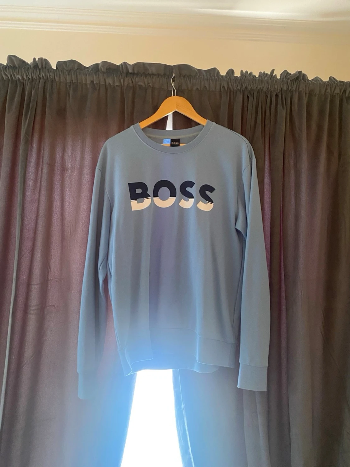 Blå sweatshirt med BOSS-tryck