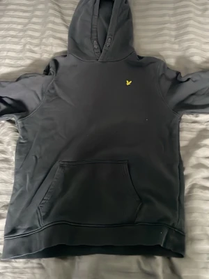 Lyle&scott  - Tja. Säljer en Lyle&scott hoddie med ett litet hål i armen som man inte märker. Storlek 15-16 Years alltså typ storlek xs