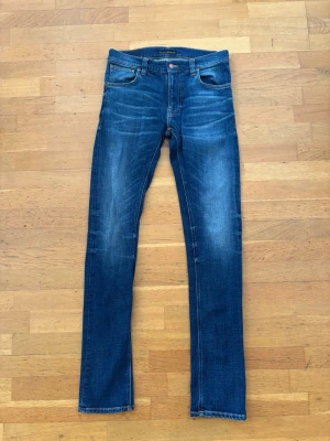 Nudie Jeans Thin Finn W30 L34 - Ett par schyssta Nudie Jeans i modellen Thin Finn. Storlek W30 L34, de är använda ungefär fem gånger och är i riktigt fint skick 