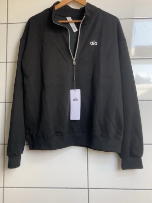 ALO  Quarter Zip Tracksuit S - Helt ny med prislappar kvar. Aldrig använd. I utmärkt skick. Skicka gärna ett meddelande om du vill ha mer information eller fler bilder.