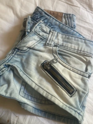 Ljusblå denimshorts med dragkedja - 2000-tal shorts Storlek  XS 