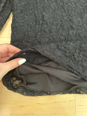 Fin spetsad topp - Svart spetsad super snygg höstlig samt vintrig topp med nedvik över axlarna jag har använt denna på jul och nyår och fått så många komplimanger denna är så fin att stajla till kjolar och jeans perfekt nu inför hösten 💗