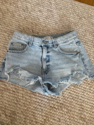 Ljusblåa jeansshorts gina - Ljusblå jeansshorts ifrån Gina Young i storlek 152. De är lågmidjade!
