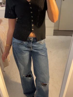 Svart stickad tröja från Gina Tricot  - Säljer en svart stickad tröja med knappar från Gina Tricot i storlek S , ny utan prislapp perfekt till ett par jeans eller hösten , mjukt och varmt material!! Säljs då den ej kommer till användning💕🌸🤍🤍