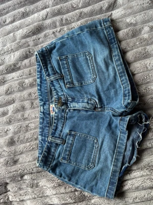 Blå jeansshorts från ROCKY (girls casual wear) - Låg midjans blå jeansshorts
