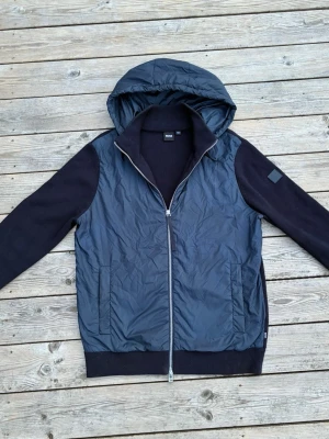 Hugo Boss cardigan - Riktigt snygg cardigan från Hugo boss, perfekt mot hösten. Nyrpis 3500kr. Skriv vid minsta intresse, priset kan diskuteras 😀