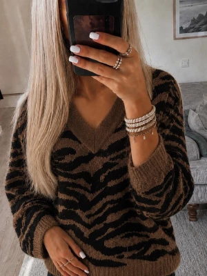 Brun stickad tröja i zebra mönster  - Säljer en skitsnygg stickad tröja med zebramönster i brunt och svart. Den sitter fint på och är perfekt nu inför hösten! Mått kan skickas privat💕ORGINALPRIS: 2200kr