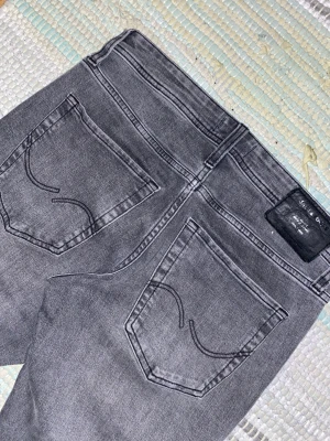 Grå slim fit jeans från Jack & Jones - Tja! Säljer dess snygga slim fit jack & jones jeans då de inte passar mig längre, dom är bara använda några få gånger så de är i bra skick! Priset kan sänkas vid snabb affär!