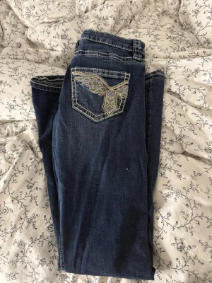 Mörkblå jeans från Gina tricot  - Snygga mörkblå jeans från Gina tricot i storlek S. Inte använda må mycket och är i jättefint skick. Snabb affär!💓