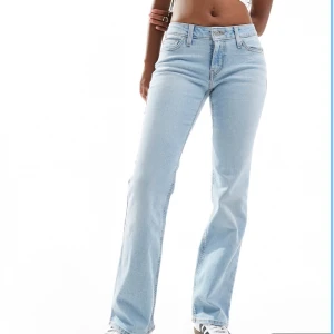 Levi's ultra low boot - Ljusblå ultralow boot Levi's jeans i storlek W25 L30, vilket mosvarar ca Xs/ EU 34. Midjemåttet är ca 66,7 cm,. Byxorna fransade nertill, be om bild! Köpta för 1199, mitt pris: 600:-