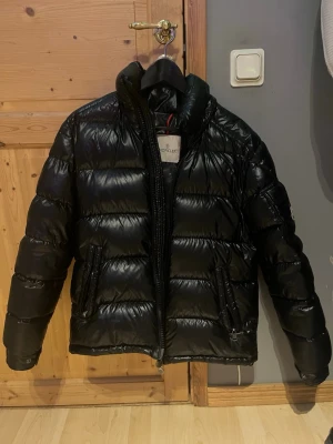 Äkta moncler jacka - Köpte denna för några år sedan för 6000 kr på sc&hype. Säljer då den helt enkelt inte passar mig bra. Den är i storlek xs men passade mig bra när jag hade s och kanske passar m men är lite kort i armarna bara. Säljer billigt då den har ett rivmärke på ryggen som knappt syns. Och så har den ingen luva heller.