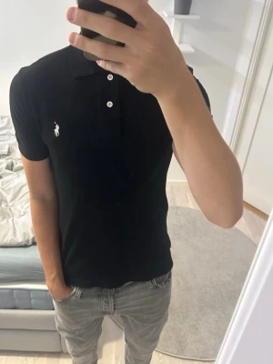 Ralph lauren piké svart - Ralph lauren piké svart. Orginalpris runt 1000kr