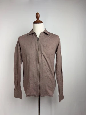 John Henric Överskjorta - 🌸 INFO OM PLAGGET 🌸  ☑️ Märke: John Henric ☑️ Storlek: 39cm-Medium ☑️ Färg: Beige-Brun ☑️ Skick: ⭐⭐⭐⭐⭐  ✨ Detaljer: ☐ Inga hål ☐ Inga fläckar ☐ Nytvättad ☐ Rökfritt hem ☐ Djurfritt hem  📏 Passform: ☑️ Normal   📦 Skickas snabbt. 💬 Skriv gärna om du vill ha fler bilder eller mått. 🤍 Paketrabatt vid köp av flera annonser. 🌟 Titta gärna på mina andra annonser!