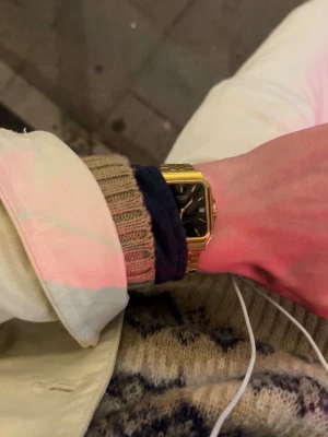 Vintage Orient Quartz klocka  - Orient quartz klocka i bra skick, lite repor på glaset men annars ser den bra ut. Väldigt snygg och slim klocka. Klockan går bra, det var ett tag då den stannade upp lite då och då och när man ställde in tiden igen så funkade den bra igen, men detta problemet verkar ha försvunnit eftersom den hållit tiden utmärkt nu senaste 2 månaderna.