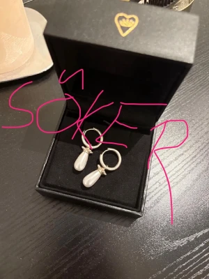 SÖKER! Maria Nilsdotter Pärl örhängen  - SÖKER! Maria Nilsdotter Pärl örhängen och båda alltså två. Skriv om ni har båda i bra skick utan slitningar!!! 🙏