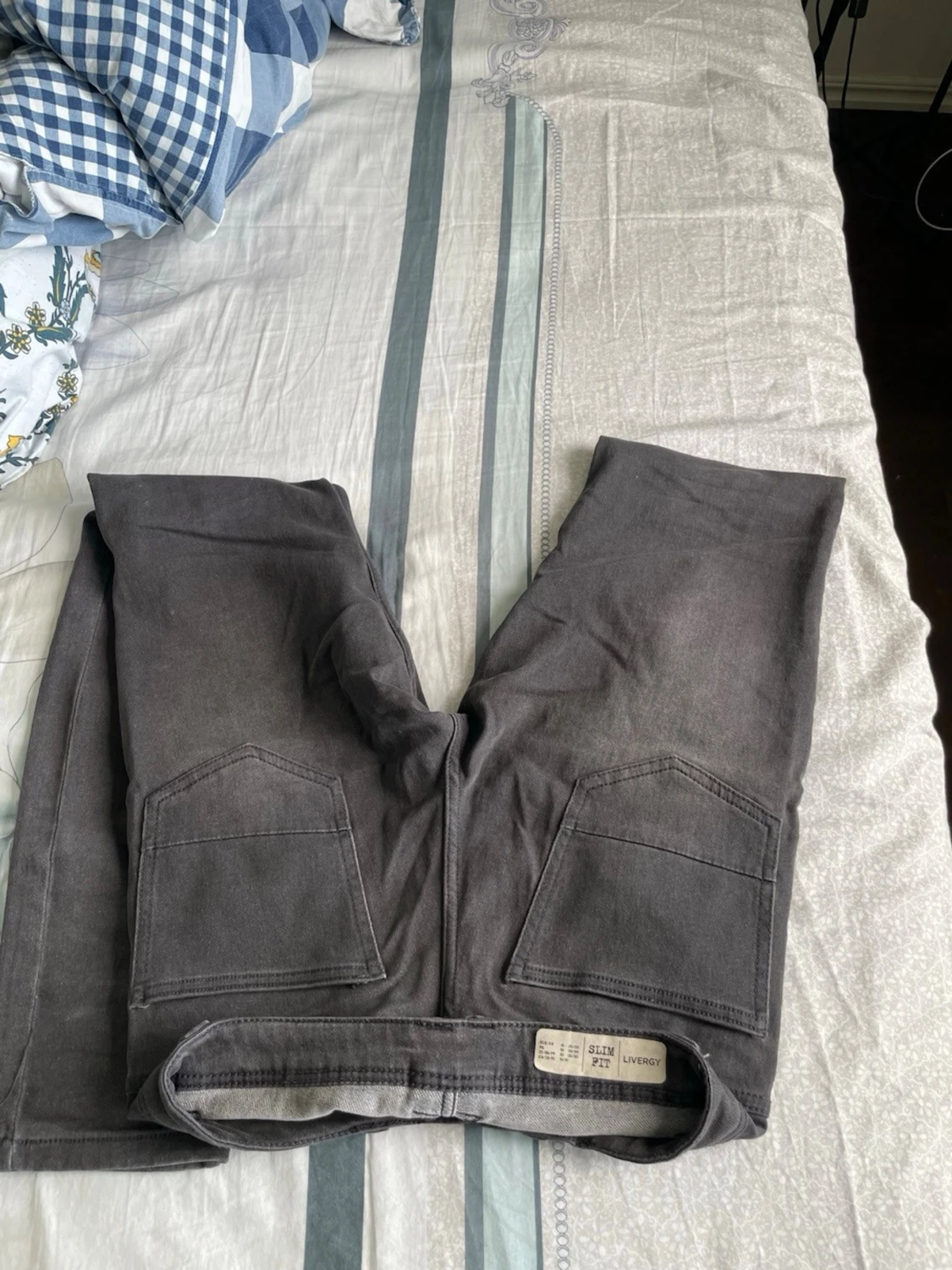 Gråa raka jeans med stora fickor