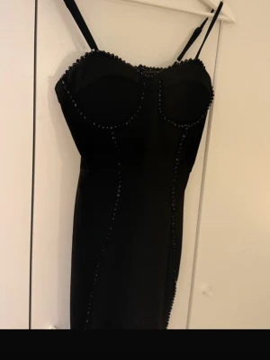 Festklänning  - Svart festklänning med slits shein stl xs. Endast använd 1 gång. Sitter fint och åt i midjan 🌸
