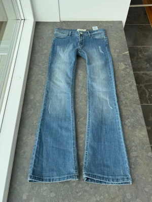 Lågmidjade jeans  - Så snygga jeans som tyvärr inte passar mig och har därför ingen bild på! Midjemått tvärsöver: 38cm Midjehöjd: 21cm Inerbens längd: 77cm. Jeansen är i gott skick lite stretchiga i tyget🩷
