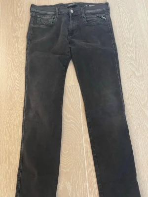 Svarta Replay anbass jeans  - Säljer ett par svarta slim fit jeans från Replay, modell anbass. Vid frågor eller funderingar är det bara att sicka! Pris kan diskuteras!