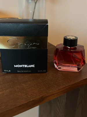 Montblanc parfym unisex 90ml - Hej säljer nu denna parfym där jag inte passa mig. Den luktar redigt gott o tvivlar inte på att det finns massvis som gillar denna mycket😁.            Har inte använt den mer än 5 sprut när jag testade den😁👍.                                                            Detta är den stora versionen av den så är 90ml