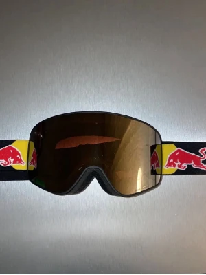 Red Bull skidglasögon  - Säljer nu mina sjukt fina Red Bull skidglasögon. De är aldrig använda. Nypris är runt 1700kr 