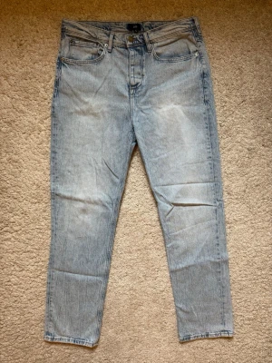 Ljusblå jeans från River Island - Endast använda 3 gånger, så väldigt fint skick. Säljer ett par ljusblå jeans från River Island i klassisk femficksmodell. Jeansen har normal passform, är raka och lite lösa, perfekta för en avslappnad och trendig look. Gör ett fynd och glöm ej kolla mina andra annonser!