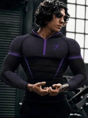 Gymshark Onyx V5 Lila - Helt ny och oanvänd Gymshark Onyx 5.0 Seamless Hoodie i lila, storlek M – Muscle Fit. Exklusiv och limiterad Onyx 5.0-modell med kraftig seamless-konstruktion och tight, skulpterande passform som framhäver fysiken. Utvecklad för träning med stretchigt premiumtyg och hög komfort. Fortfarande helt ny i originalförpackningen.