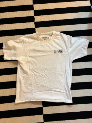 Notre Succes T-shirt - Säljer nu denna oanvända notre succes T-shirt, sjukt stilren och aldrig använd. Skick 10/10 Nypris runt 5-600kr