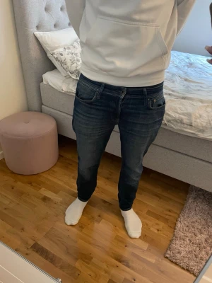Mörkblå jack & jones jeans herr - Säljer ett par mörkblå jack & jobes jeans i modellen tapered mike. Storlek 32/32. Har en ytterst liten slitning vid låret men inget som märks. Hör av dig vid minsta fundering!