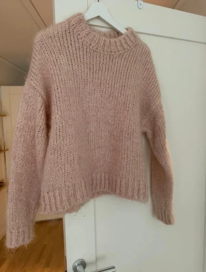 Ljusrosa mohair tröja  - Super söt mohair tröja i storlek m! Perfekt och varm fram till hösten ☺️ 