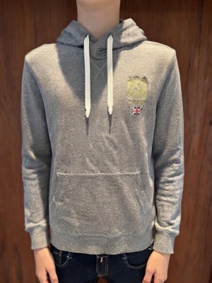 Grå hoodie från Morris - Säljer en snygg grå Morris Hoodie   Storlek: S  Skick: Riktigt bra utan slitage Säljer en sparsamt använd Morris-huvtröja i storlek S.  Bara att höra av sig vid intresse 
