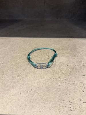 Valentino armband  - Sprillans nytt valentino armband! Snygg och hållbar investering, vid funderingar kontakta mig✔️