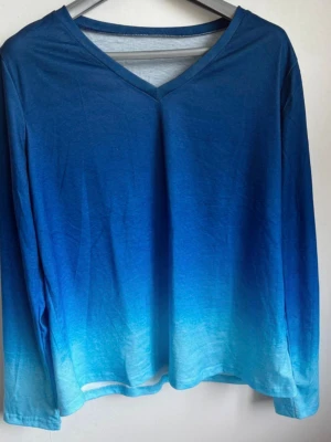 Blå gradient ombre långärmad tröja (Stl L) - Storlek: L (skulle även kunna passa en M för en mer oversized passform)  Färg: Vacker ombre-effekt som går från mörkblå till ljusblå  Material: Mjuk och stretchig kvalitet i 95% polyester och 5% elastan  Detaljer: V-ringad framtill och rundhalsad baktill  Skick: Bra begagnat skick  Tvättråd: Maskintvätt 30°C fintvätt, tvättas med liknande färger och med avigsidan ut  Rök- och djurfritt hem. Skickar snabbt! ✨ 
