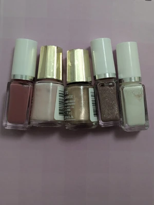 8st nya nagellack 🦋 - Säljer ett set med nagellack i flera färger och finishar, inklusive nude, vitt, guld, glitter, brunt och rött. Flera flaskor från Depend, IsaDora och Mavala. Perfekt för dig som vill variera din nagelstil med både matta och skimrande lack. Klassiska flaskor med vita eller guldfärgade lock.