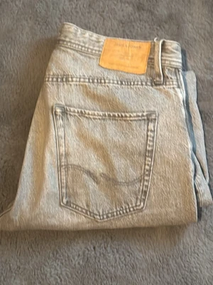 Jack&Jones Jeans - Dessa är perfekta för hösten, vintern och våren. Det är en fin grå färg och dessa jeans har använts men är fortfarande i riktigt bra skick och har behållits bra. Size 30/32 model Relaxed/Chris