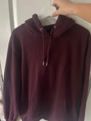 Hoodie - Säljer en vanlig röd hoodie.