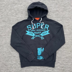 Vintage superdry hoodie - Säljer nu denna riktigt snygga vintage superdry hoodien!👏 Skick: 8.5/10🌟 -Trycket lite sprucket men annars bra skick!🤩 Storlek: S🤝 Hör gärna av er vid funderingar!