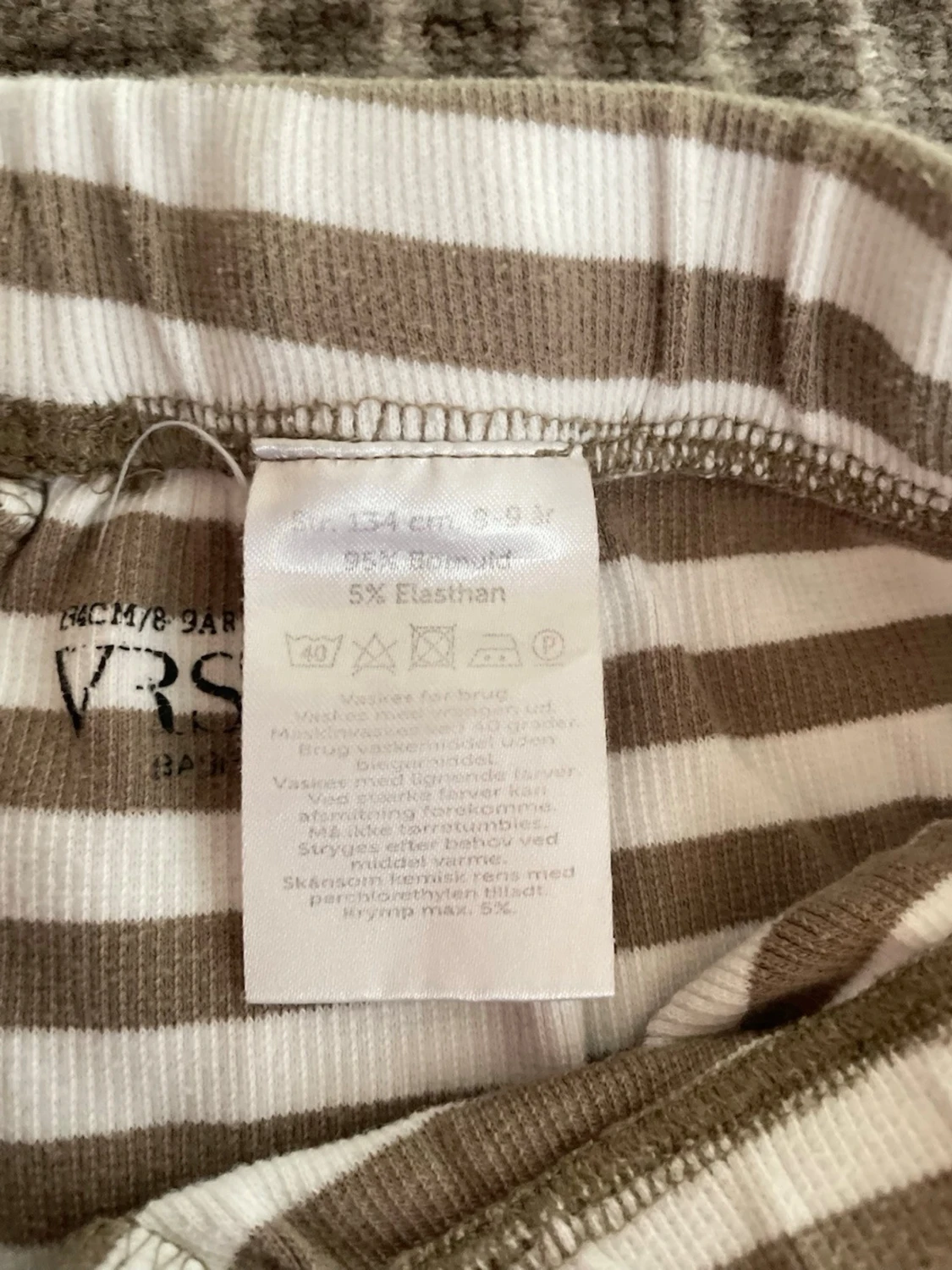 Randiga beige och vita mjukisbyxor storlek 134 - 2