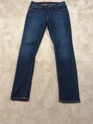 Nudie jeans lean dean - Asfeta par nudie jeans i modellen lean Dean (slim fit). Väldigt najs tvätt och modell som passar fint till de mesta! Skriv för fler frågor eller bilder! 
