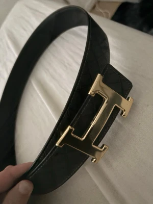 H”ermes bälte 100cm - H”Ermes bälte väldigt fint fast här liten spricka där bak den funka som den ska 