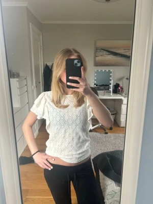 Vit spets topp med volangärmar - Söt vit topp med volangärmar och diskret strukturmönster i spets. Toppen har rund halsringning och knapp i nacken. Passar till både jeans och kjol, enkel att klä upp till finare tillställningar samt att klä ner till vardags! Använd fåtal gånger och säljer den då jag har många liknande toppar. Pris kan diskuteras 🫶🏻 Kolla även gärna in mina andra artiklar och skapa bundles!